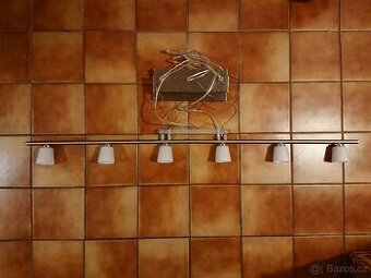 Závěsné nerezové světlo.