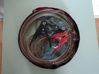 startovací kabely, autovysavač a sněhové řetězy