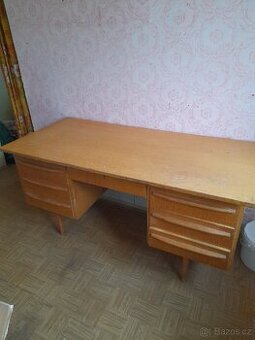 Starý psací stůl.