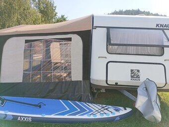 Karavan s  příslušenstvím a koupelnou azuro knaus