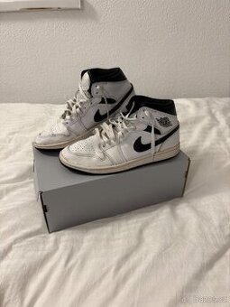 Air Jordan 1 Mid – EU 42