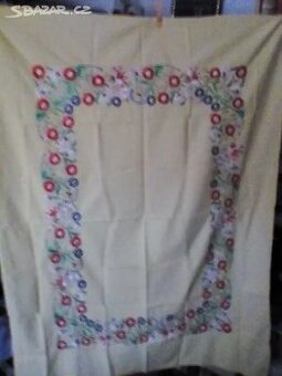 Krásný ručně vyšívaný ubrus