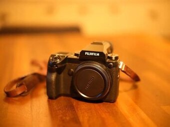 Fujifilm GFX 50S + naklápěcí adaptér + bateriový grip