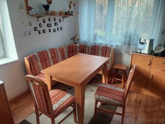 kuchyňská rohová lavice se stolem a židlemi