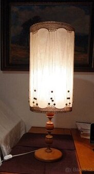 Stará stolní lampa na dřevěném stojanu