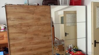 Velká úložná skříň s posuvnými dveřmi a zrcadlem