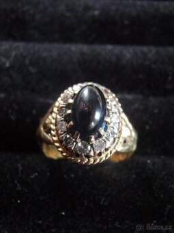 Starožitný zlatý 21,6K prsten se safírem a diamanty.