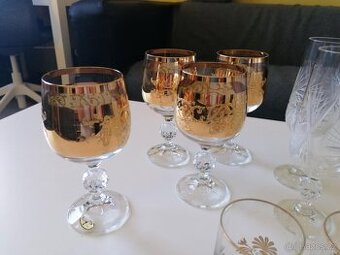 4 štamprle se zlatým zdobením, 4 sklenky na víno