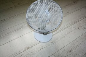 Bílý stolní ventilátor - průměr 30 cm