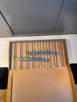 Ikea Komplement - výsuvný věšák na kalhoty