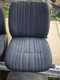 Přední sedadla Škoda 105