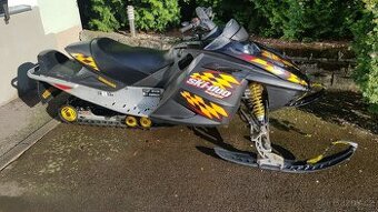sněžný skůtr Bombardier / SKI-DOO