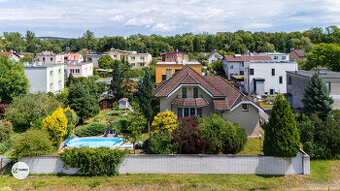 Nadstandardní rodinný dům 8+1 s bazénem a garáží v atraktivn