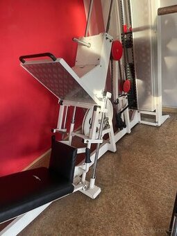 leg press posilovací stroj na nohy