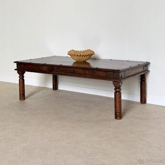 Konferenční stolek z tmavého koloniálního palisandru s tmavý