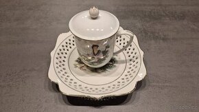 Talíř a hrnek s japonským motivem