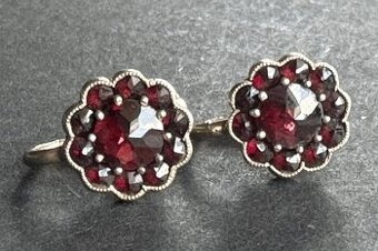 Krásné stříbrné náušnice s českým granátem.