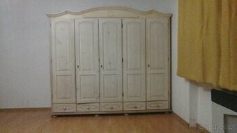 prodám velkou šatní skříň,tři komody,rozkládací stůl,police