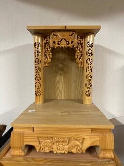 Dřevěný domácí oltář s osvětlením – ručně vyřezávaný