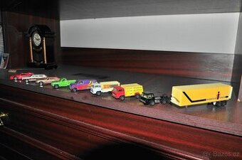 STARÉ AUTÍČKA, 8 KUSŮ