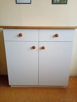 Bílá skříňka / komoda s deskou z buku