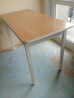 Prodám nový kuchyňský stůl