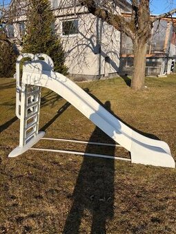 Velká dětská venkovní skluzavka bílo šedá