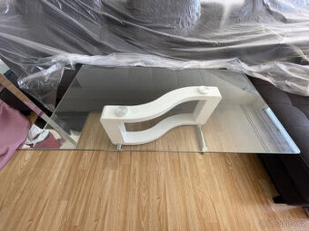 Pěkný Stolek se skleněnou deskou k sedačce. Konferenční.