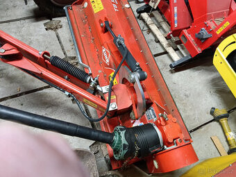 Příkopová sekačka KUHN na traktor