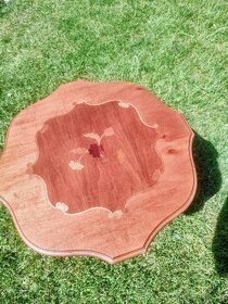Krásný dřevěný vyřezávaný stůl 60/54 cm - 1