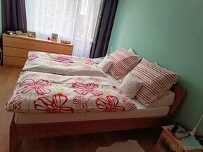 Manželská masivní postel