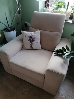 KRÉMOVÉ POHODLNÉ KŘESLO + TABURET– komfort a praktičnost