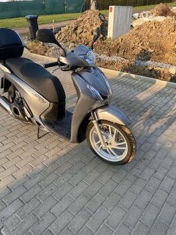 HONDA SH125D r.v. 2015 TOP STAV   2.MAJITEL