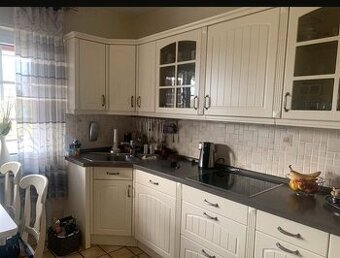 Kuchyňská linka v barvě vanilky, vč. spotřebičů, č. 3938