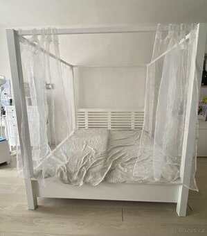 Postel s nebesy z masivu