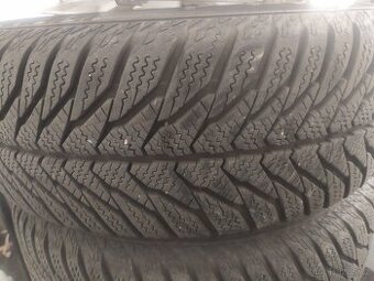Zimní pneu 175/65 R13 na discích s poklicemi