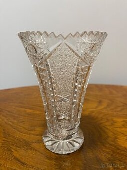 Broušená skleněná vázička