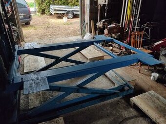 mobilní nůžkový hydraulický zvedák hever DDR přetěsněný