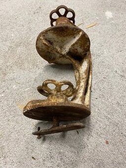 Starožitná nahřívací žehlička rukávník vařič