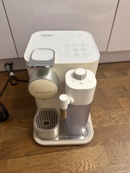 Kávovar Nespresso De'Longhi Grand Lattissima 2.0 bíla