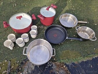 Nádobí - hrnce pánev hrnky 