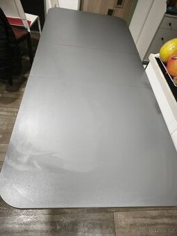 Jídelní rozkládací stul