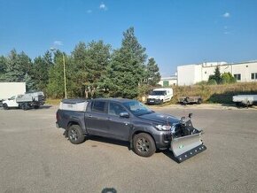 Toyota Hilux + radlice + sypač