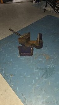 Kovová úhlová svĕrka