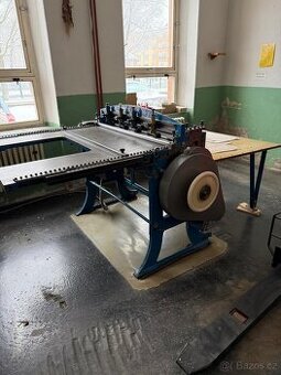 Výsekový stroj na karton / obaly – vysekávací stůl