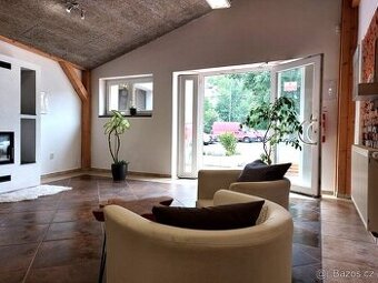Pronájem obchodních prostor o celkové ploše 105 m2 s kancelá