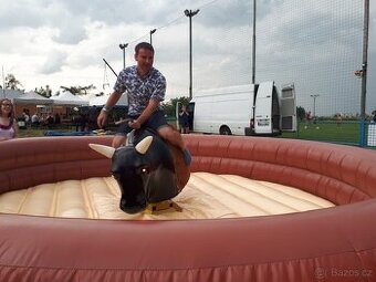 Rodeo býk a zábavné atrakce