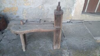 Historický naklepávač kosy + původní koza na řezání dřeva