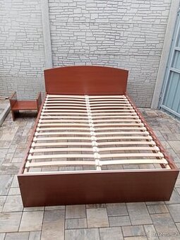 Prodám manželskou postel + Noční stolek ZDARMA