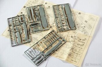 spousta modelů letadel v měřítku 1/72